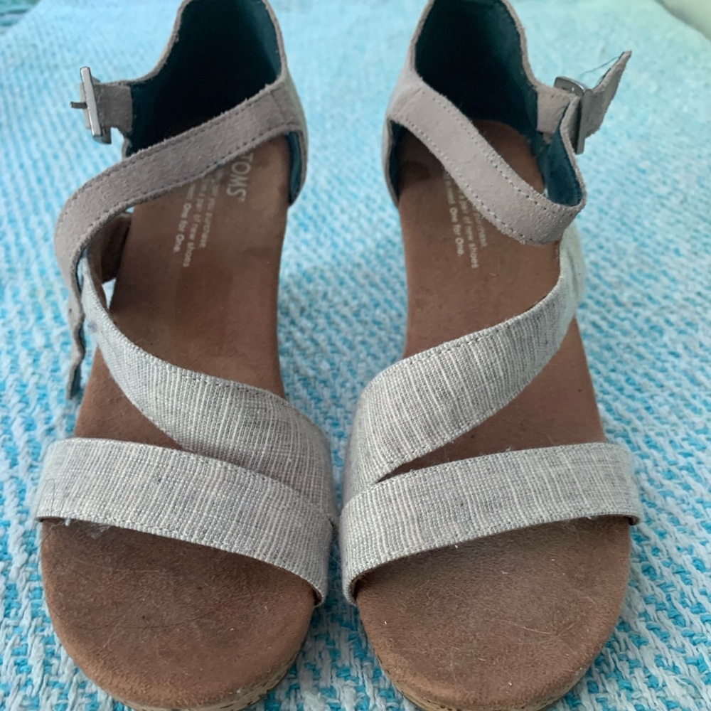 NEVER WORN Tom’s Sandals